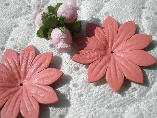 画像1: 約６ｃ　日本製　ピンク色のヌメ皮　花柄モチーフ　２個入り