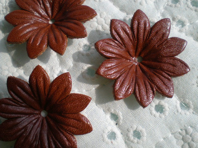 画像: 約4ｃ　日本製　チャ色のヌメ皮　花柄モチーフ　3個入り