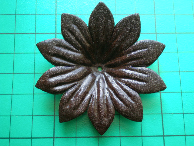 画像: 約６ｃ　日本製　チョコ色のヌメ皮　花柄モチーフ　２個入り