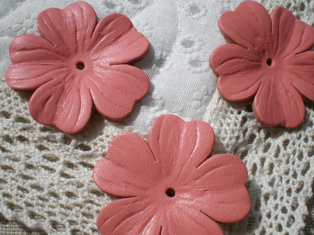 画像: 約４ｃ　日本製　ピンク色のヌメ皮　花柄モチーフ　３個入り