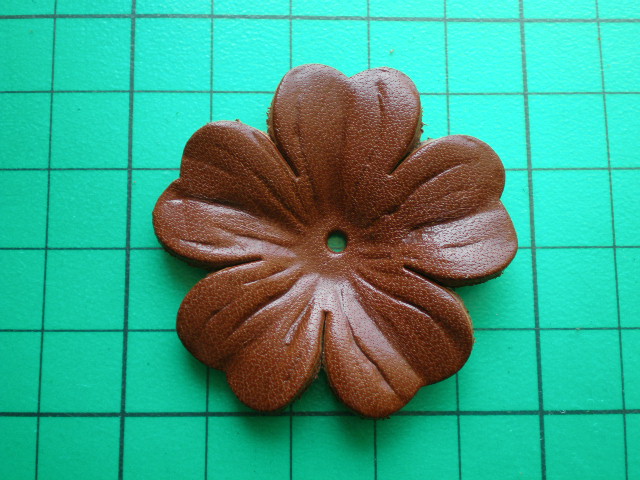 画像: 約４ｃ　日本製　チャ色のヌメ皮　花柄モチーフ　３個入り