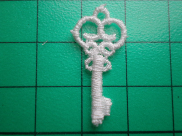 画像: 綿ケミカルの繊細なキー（鍵）のモチーフ　５枚入り