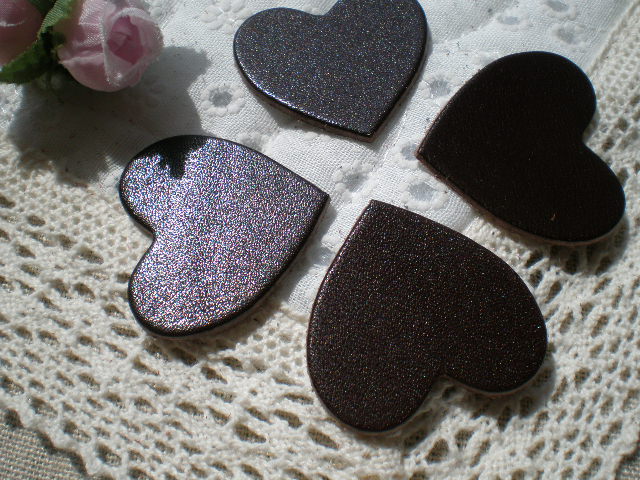 画像1: 約３．５ｃ　日本製　チョコ色のヌメ皮　ハート柄モチーフ　４個入り