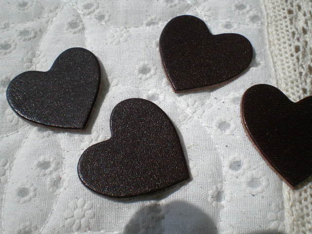 画像: 約３．５ｃ　日本製　チョコ色のヌメ皮　ハート柄モチーフ　４個入り