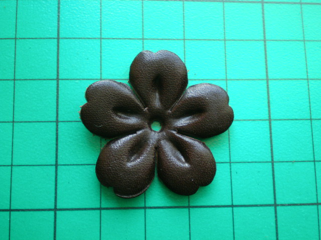 画像: 約３．５ｃ　日本製　チョコ色のヌメ皮　花柄モチーフ　３個入り