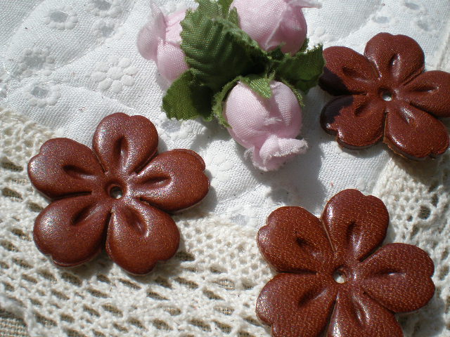 画像1: 約３．５ｃ　日本製　チャ色のヌメ皮　花柄モチーフ　３個入り
