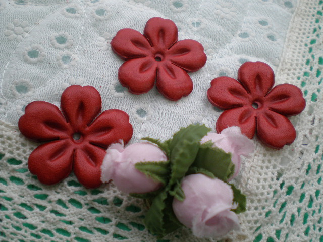 画像1: 約３．５ｃ　日本製　アカ色のヌメ皮　花柄モチーフ　３個入り