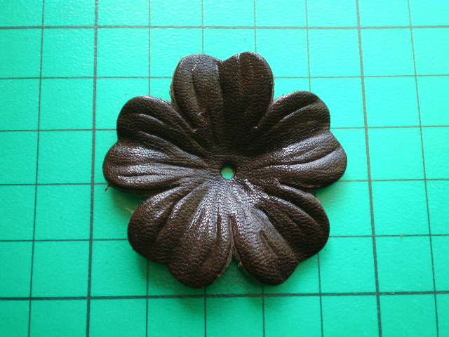 画像: 約４ｃ　日本製　チョコ色のヌメ皮　花柄モチーフ　３個入り