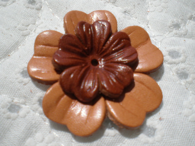 画像: 約６ｃ　日本製　ベージュ色のヌメ皮　花柄モチーフ　２個入り