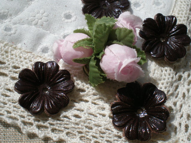 画像1: 約２．５ｃ　日本製　チョコ色のヌメ皮　花柄モチーフ　４個入り