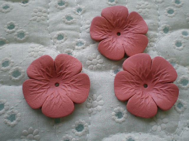 画像: 約３．５ｃ　日本製　ピンク色のヌメ皮　花柄モチーフ　３個入り