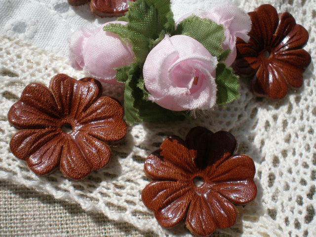 画像1: 約２．５ｃ　日本製　チャ色のヌメ皮　花柄モチーフ　４個入り