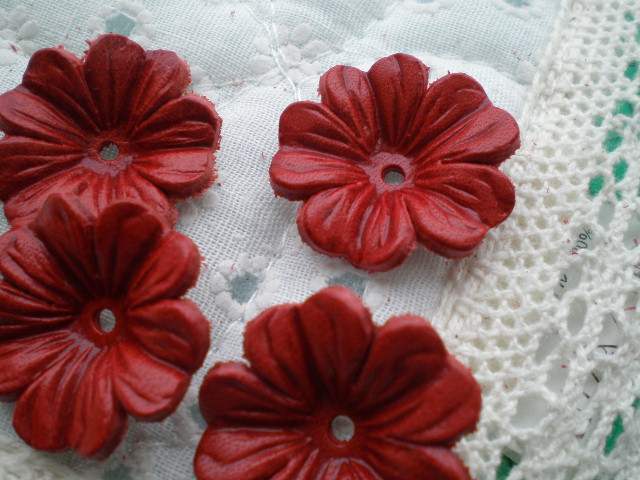 画像: 約２．５ｃ　日本製　アカ色のヌメ皮　花柄モチーフ　４個入り