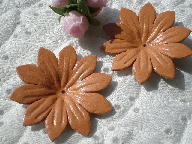 画像1: 約６ｃ　日本製　ベージュ色のヌメ皮　花柄モチーフ　２個入り
