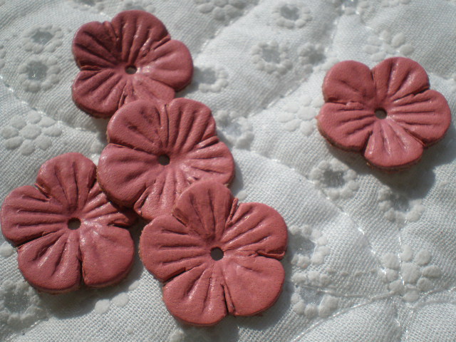 画像: 約２．３ｃ　日本製　ピンクのヌメ皮　花柄モチーフ　５個入り