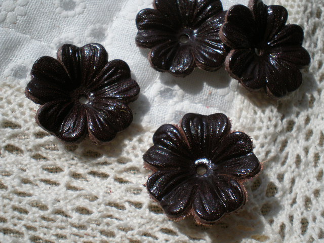 画像: 約２．５ｃ　日本製　チョコ色のヌメ皮　花柄モチーフ　４個入り