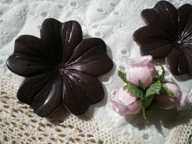 画像1: 約６ｃ　日本製　チョコ色のヌメ皮　花柄モチーフ　２個入り
