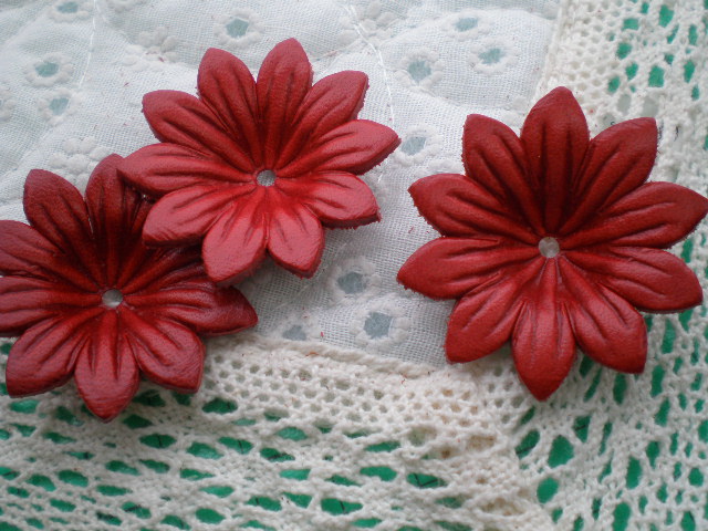 画像: 約4ｃ　日本製　アカ色のヌメ皮　花柄モチーフ　3個入り