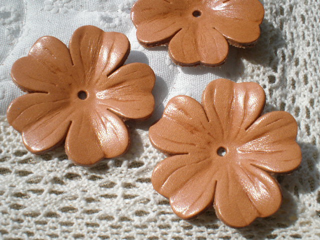 画像: 約４ｃ　日本製　ベージュ色のヌメ皮　花柄モチーフ　３個入り