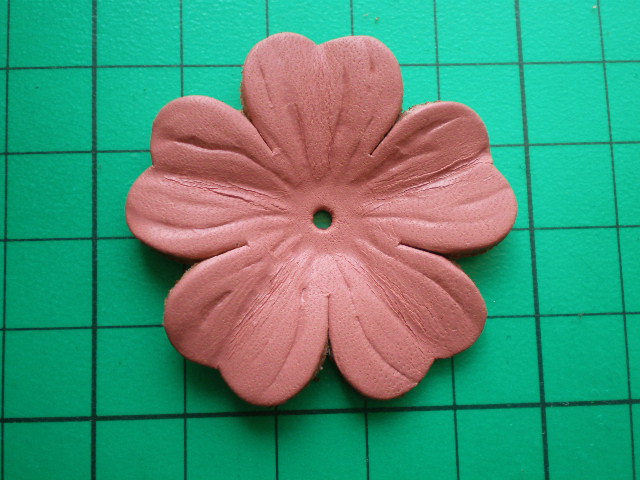画像: 約４ｃ　日本製　ピンク色のヌメ皮　花柄モチーフ　３個入り